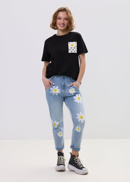 Czarna bluzka t-shirt damski z krótkim rękawem i ozdobną kieszonką z ażurową aplikacją w kształcie stokrotki.