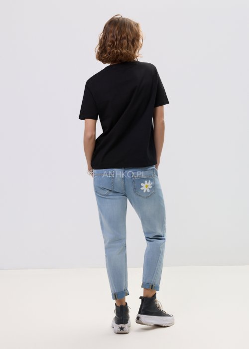 Czarna bluzka t-shirt damski z krótkim rękawem i ozdobną kieszonką z ażurową aplikacją w kształcie stokrotki.