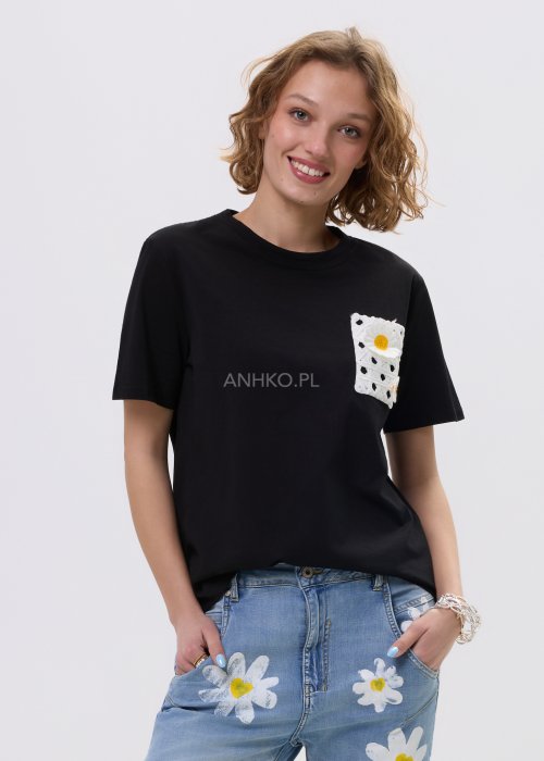 Czarna bluzka t-shirt damski z krótkim rękawem i ozdobną kieszonką z ażurową aplikacją w kształcie stokrotki.