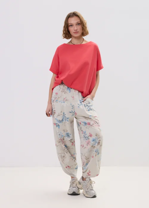 Malinowa bawełniana bluzka damska oversize z krótkimi rękawami i szerokim dekoltem. Komfortowy model 100% bawełny do codziennych stylizacji.