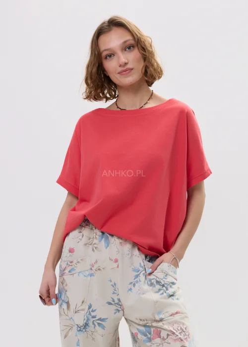 Malinowa bawełniana bluzka damska oversize z krótkimi rękawami i szerokim dekoltem. Komfortowy model 100% bawełny do codziennych stylizacji.