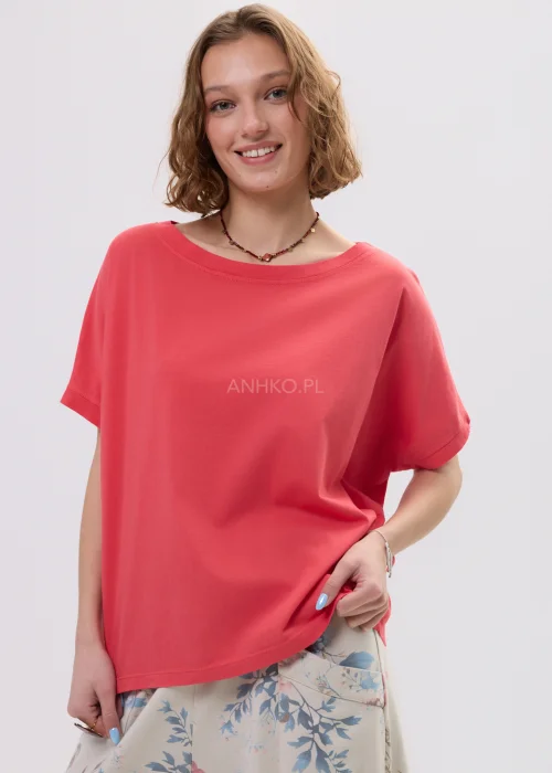 Malinowa bawełniana bluzka damska oversize z krótkimi rękawami i szerokim dekoltem. Komfortowy model 100% bawełny do codziennych stylizacji.
