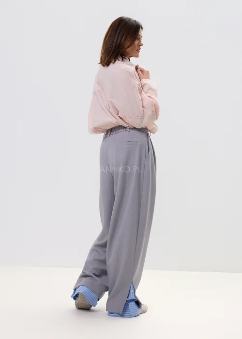 Koszula oversize pudrowy róż z delikatnym haftem kwiatowym, lekka i zwiewna, zapinana na guziki – elegancka stylizacja z apaszką i spodniami w kant.