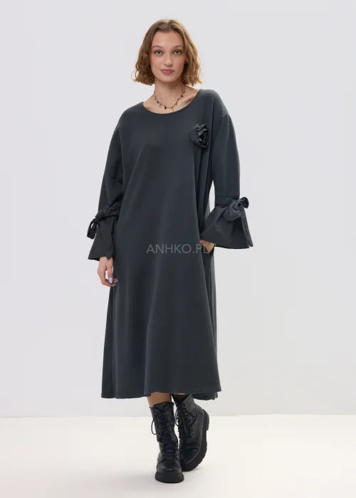 Ciemnoszara sukienka oversize midi z szerokimi rękawami i wiązaniami, ozdobny kwiat na piersi, stylizacja z botkami.