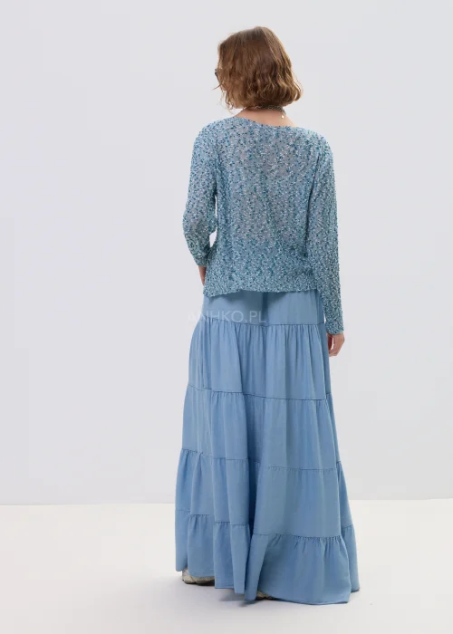 Sweter damski melanżowy w odcieniach niebieskiego i szarości z długim rękawem, luźny fason – stylizacja ze spódnicą maxi i okularami przeciwsłonecznymi.