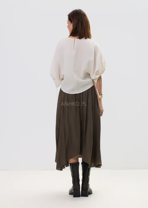 Bluzka damska o luźnym, oversize’owym kroju w odcieniu ecru, z szerokimi rękawami i subtelnym wiązaniem – elegancka baza do stylizacji z nutą minimalizmu.