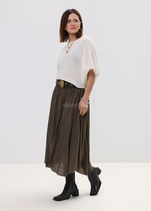 Bluzka damska o luźnym, oversize’owym kroju w odcieniu ecru, z szerokimi rękawami i subtelnym wiązaniem – elegancka baza do stylizacji z nutą minimalizmu.