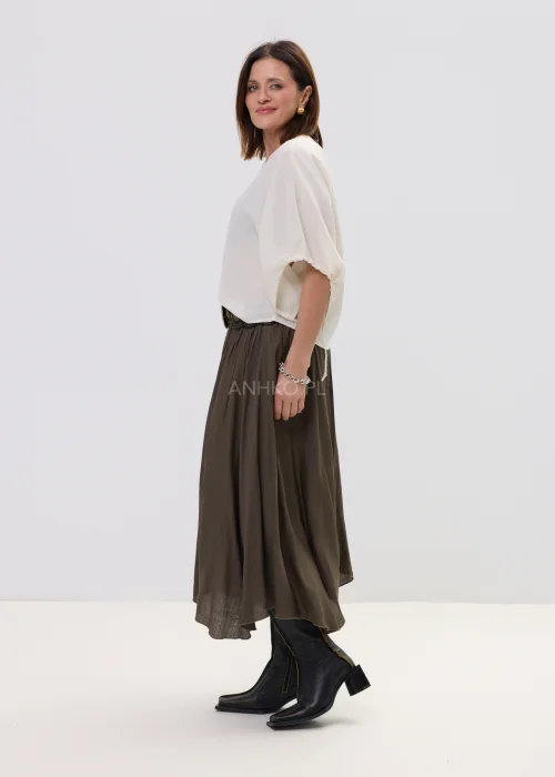 Bluzka damska o luźnym, oversize’owym kroju w odcieniu ecru, z szerokimi rękawami i subtelnym wiązaniem – elegancka baza do stylizacji z nutą minimalizmu.