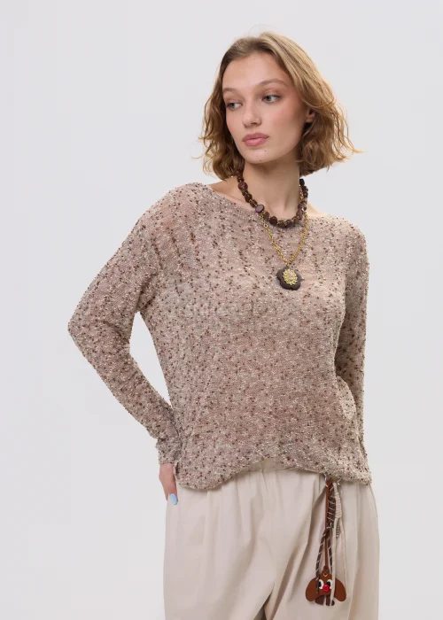 Sweter damski melanżowy w odcieniach beżu i brązu, o luźnym kroju z długim rękawem, zestawiony z jasnymi spodniami – casualowa stylizacja z naturalnym charakterem.