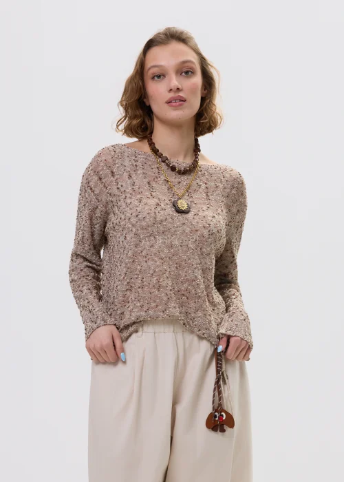 Sweter damski melanżowy w odcieniach beżu i brązu, o luźnym kroju z długim rękawem, zestawiony z jasnymi spodniami – casualowa stylizacja z naturalnym charakterem.