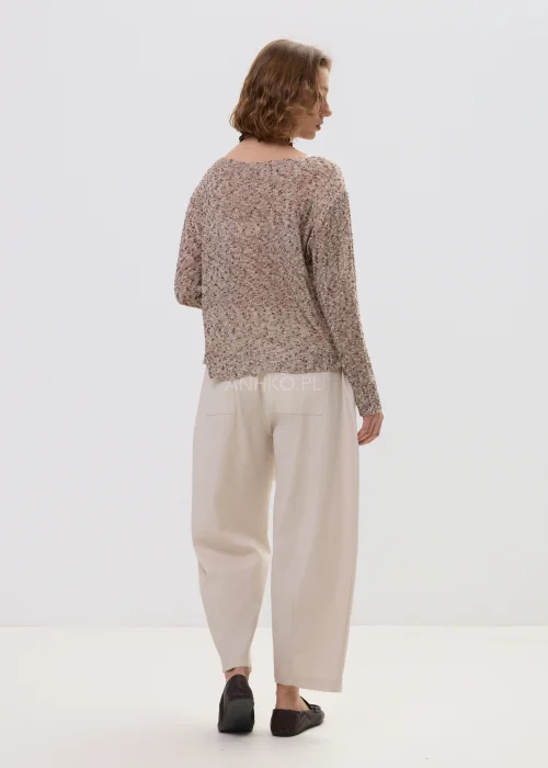 Sweter damski melanżowy w odcieniach beżu i brązu, o luźnym kroju z długim rękawem, zestawiony z jasnymi spodniami – casualowa stylizacja z naturalnym charakterem.