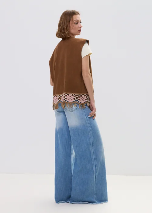 Brązowa kamizelka damska z ażurowym wykończeniem i frędzlami, luźny fason, styl boho.