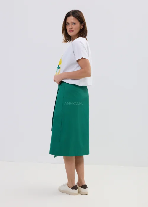 Zielona spódnica midi kopertowa z wysokim stanem i dużą naszywaną kieszenią, elegancki fason w minimalistycznej stylizacji.
