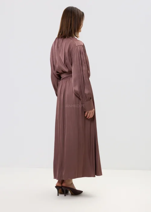 Komplet damski w kolorze ciepłego brązu, składający się z bluzki z długim rękawem i spódnicy maxi, o lejącym materiale i eleganckim, swobodnym kroju.