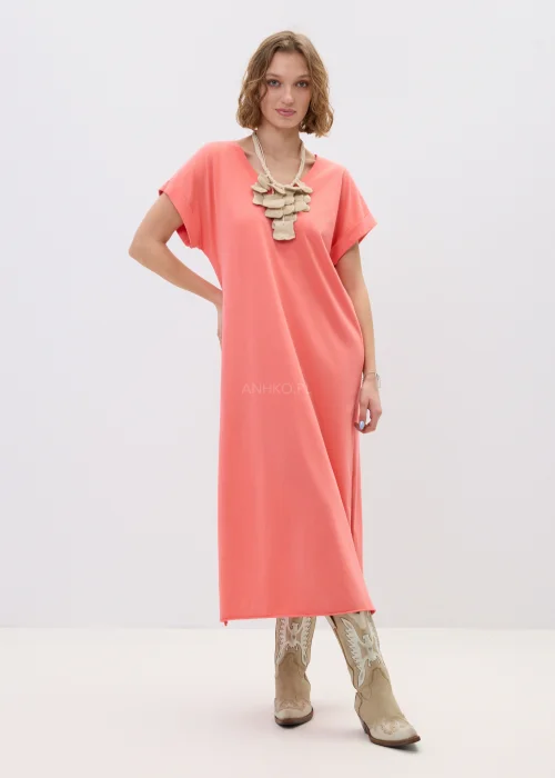 Koralowa sukienka maxi o luźnym, oversize’owym kroju z krótkim rękawem i dekoltem w serek, zestawiona z kowbojkami w stylizacji casual boho.