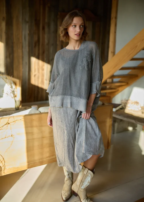 Szara sukienka z dodatkiem lnu z luźną bluzką o siateczkowej strukturze, oversize’owy fason z krótkim rękawem, stylizowana z kowbojkami.
