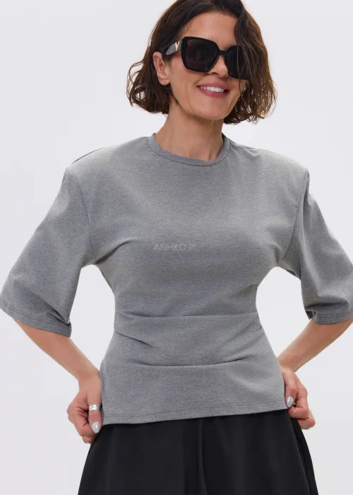 Czarne okulary przeciwsłoneczne damskie oversize z geometryczną oprawką i ciemnymi szkłami UV400. Stylowy model glamour z ozdobnym detalem przy zausznikach, idealny do nowoczesnych miejskich stylizacji.