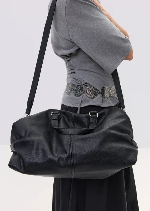 Czarna torba damska typu soft bag z miękkiej ekoskóry o oversize’owym fasonie. Model z krótkimi uchwytami i regulowanym paskiem na ramię.