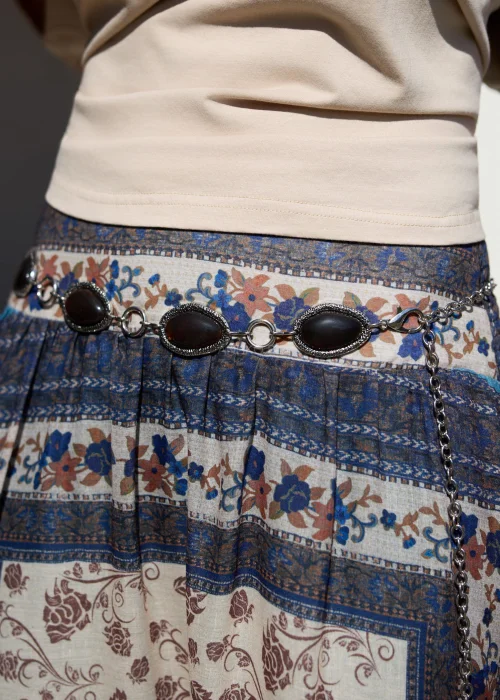 Pasek biżuteryjny na łańcuszku z ozdobnymi kamieniami w odcieniach brązu i srebrnymi detalami. Elegancki dodatek podkreślający talię i stylizacje boho oraz glamour.