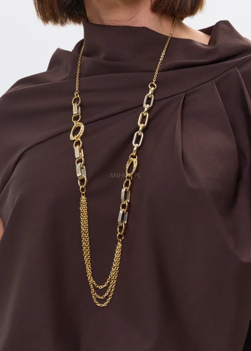 Długi złoty naszyjnik z ozdobnymi ogniwami i łańcuszkami w eleganckiej stylizacji.