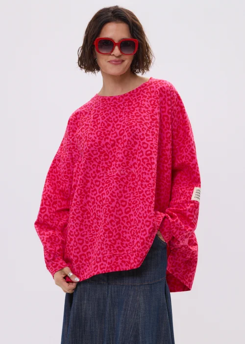 Różowa bluza oversize w panterkowy wzór w nowoczesnej casualowej stylizacji.