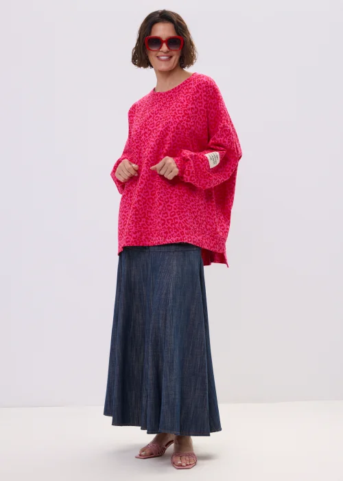 Różowa bluza oversize w panterkowy wzór w nowoczesnej casualowej stylizacji.