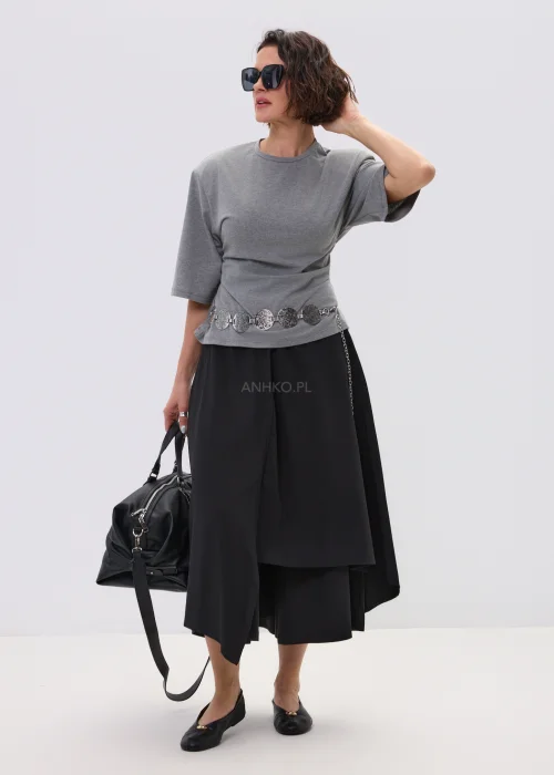Czarna torba damska typu soft bag z miękkiej ekoskóry o oversize’owym fasonie. Model z krótkimi uchwytami i regulowanym paskiem na ramię.