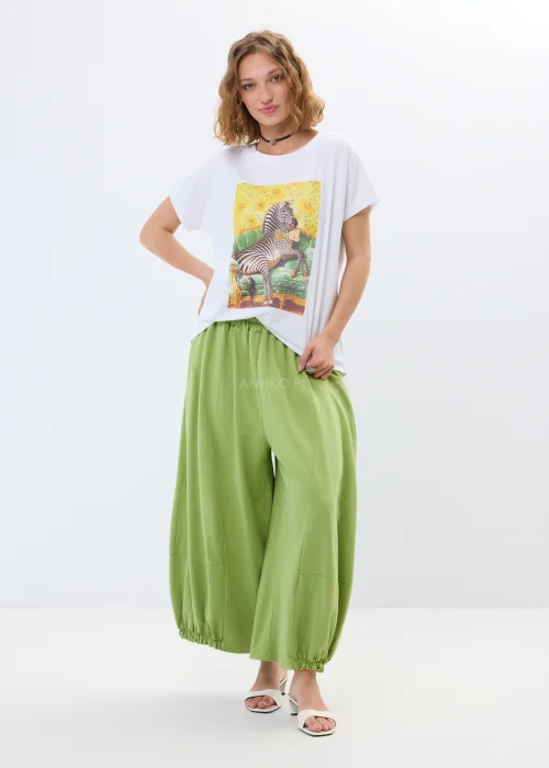 Zielone spodnie dresowe typu baggy z elastyczną talią i zwężanymi nogawkami. Luźny fason zapewnia wygodę i nowoczesny, casualowy look.