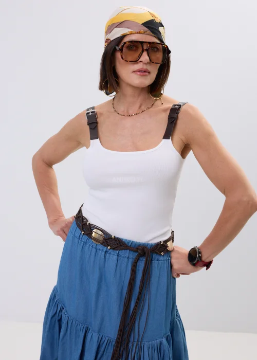 Pleciony pasek sznurkowy z ozdobnymi złotymi detalami w stylu boho. Lekki dodatek podkreślający talię i letnie stylizacje z sukienkami oraz spódnicami.