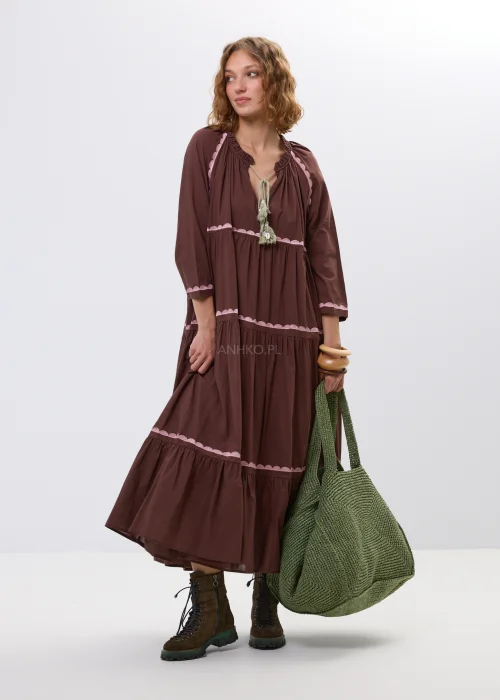 Duża pleciona torba shopper w kolorze khaki z miękkim fasonem i szerokimi uchwytami na ramię. Stylowy model boho do codziennych, miejskich i wakacyjnych stylizacji.