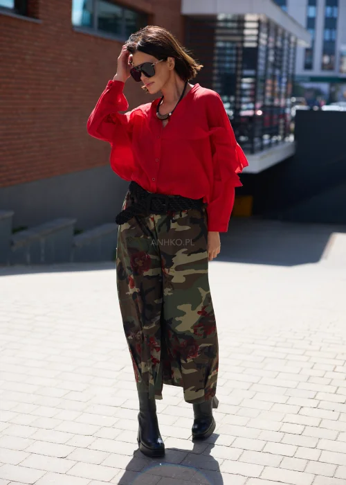 Szeroki czarny pasek pleciony z ozdobną klamrą. Elastyczny model podkreślający talię w stylizacjach boho i casualowych.