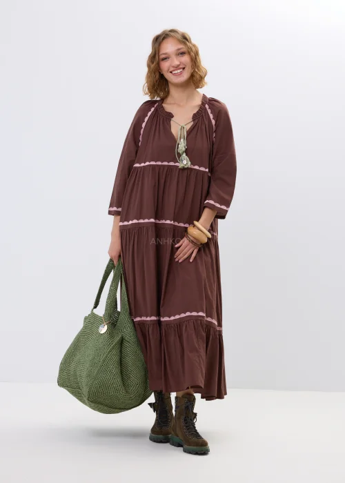 Ciemnobrązowa bransoletka o minimalistycznym, okrągłym fasonie z matowym wykończeniem. Stylowy dodatek do eleganckich i casualowych stylizacji z sukienką maxi lub naturalnymi akcesoriami.