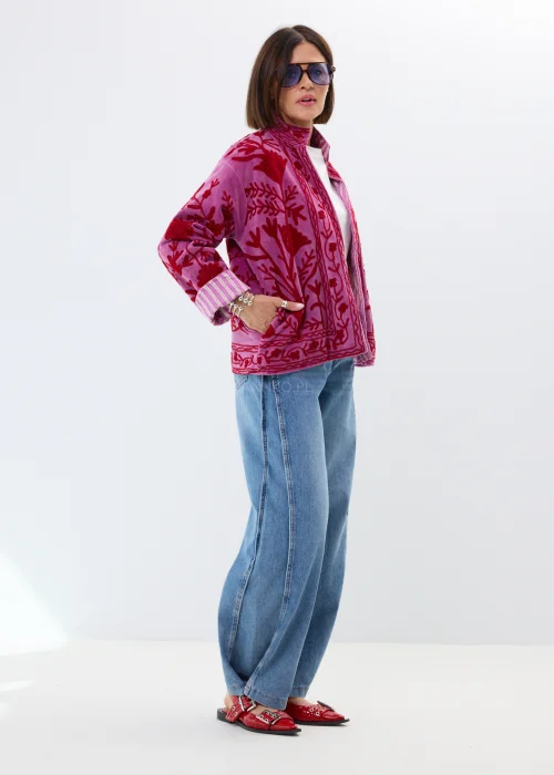 Niebieskie jeansy damskie o szerokim kroju z wysokim stanem i luźnymi nogawkami. Model wide leg z delikatnym spraniem.