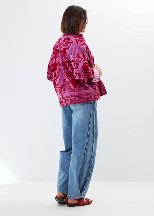 Niebieskie jeansy damskie o szerokim kroju z wysokim stanem i luźnymi nogawkami. Model wide leg z delikatnym spraniem.