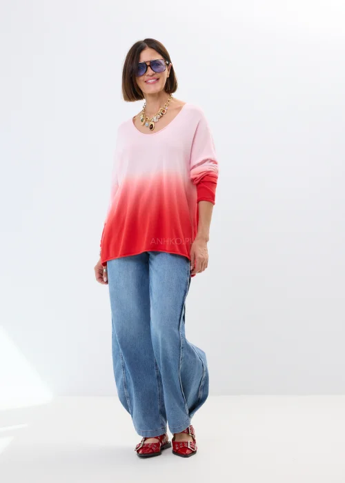 Cienki sweter damski oversize z efektem ombre w odcieniach pudrowego różu i intensywnej czerwieni. Lekki model z szerokim dekoltem.
