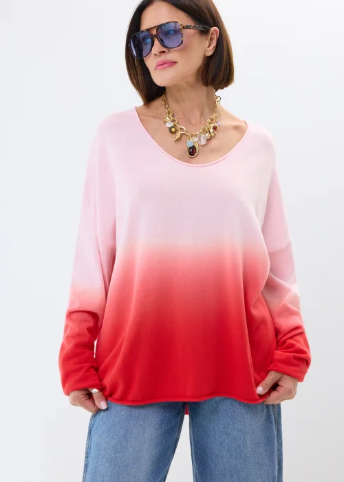 Cienki sweter damski oversize z efektem ombre w odcieniach pudrowego różu i intensywnej czerwieni. Lekki model z szerokim dekoltem.