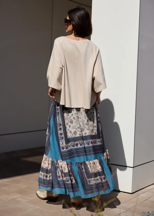 Długa spódnica boho maxi w niebiesko-beżowy wzór patchworkowy z falbaną i zwiewnym fasonem.
