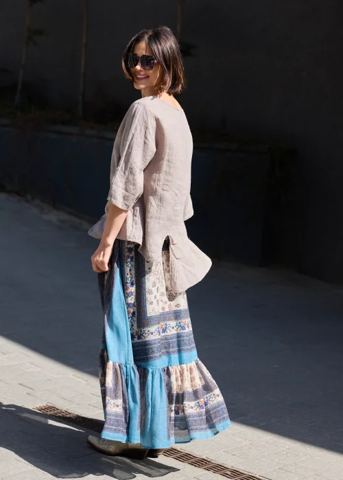Długa spódnica boho maxi w niebiesko-beżowy wzór patchworkowy z falbaną i zwiewnym fasonem.