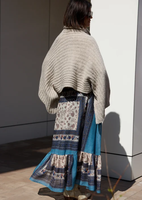 Beżowe sweter-ponczo w odcieniu taupe o miękkim, otulającym splocie i oversize’owym fasonie. Ciepły model z szerokim kołnierzem, idealny do warstwowych stylizacji w stylu boho i casual chic.