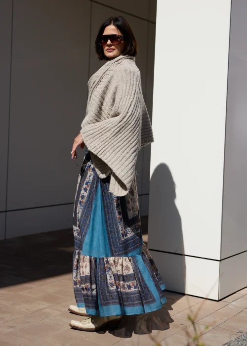 Beżowe sweter-ponczo w odcieniu taupe o miękkim, otulającym splocie i oversize’owym fasonie. Ciepły model z szerokim kołnierzem, idealny do warstwowych stylizacji w stylu boho i casual chic.