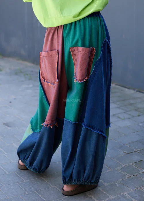 Damskie jeansowe spodnie patchworkowe oversize w kolorowe panele z dużymi kieszeniami i szerokimi nogawkami.