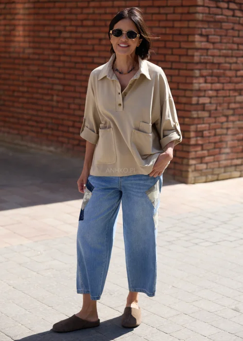 Jeansowe spodnie wide leg z naszywkami moro i luźnym fasonem w miejskiej casualowej stylizacji.