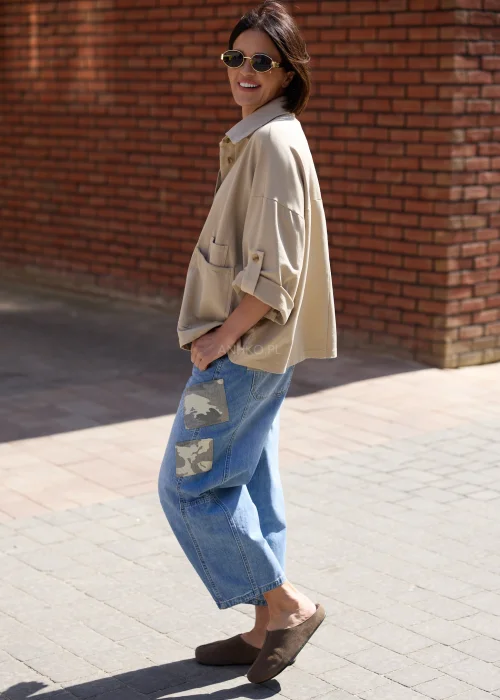 Jeansowe spodnie wide leg z naszywkami moro i luźnym fasonem w miejskiej casualowej stylizacji.