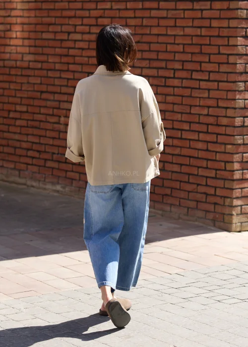Jeansowe spodnie wide leg z naszywkami moro i luźnym fasonem w miejskiej casualowej stylizacji.