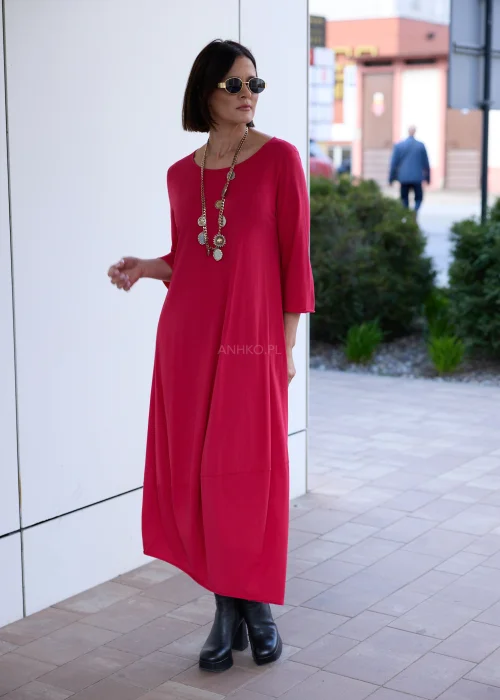 Sukienka maxi w intensywnym malinowym odcieniu o luźnym, oversize’owym fasonie. Model z rękawem 3/4 i miękko układającym się materiałem zapewnia swobodę ruchów