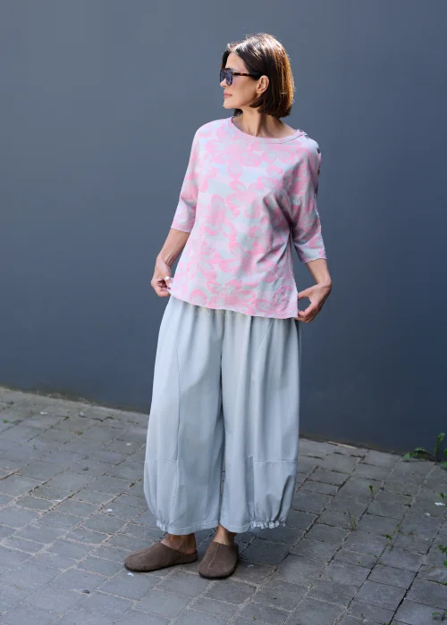 Bluzka oversize w szaro-różowe kwiaty z rękawem 3/4 w lekkiej, kobiecej stylizacji.