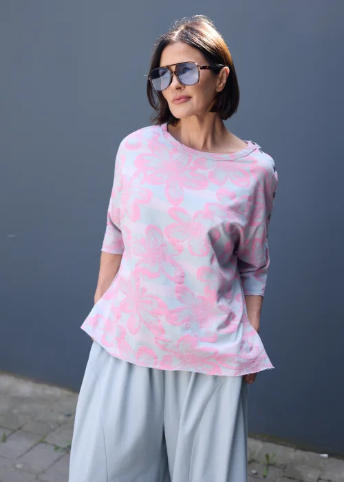 Bluzka oversize w szaro-różowe kwiaty z rękawem 3/4 w lekkiej, kobiecej stylizacji.
