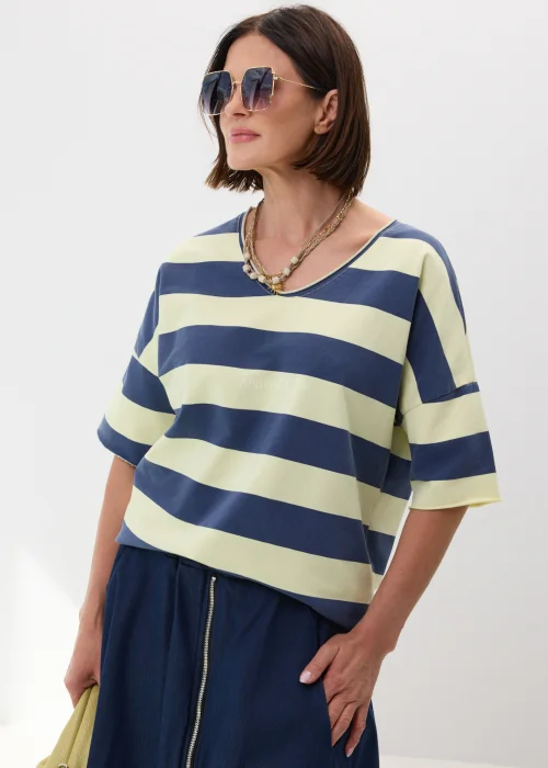 Damska bluzka oversize w limonkowo-granatowe pasy z krótkim rękawem w casualowej stylizacji.