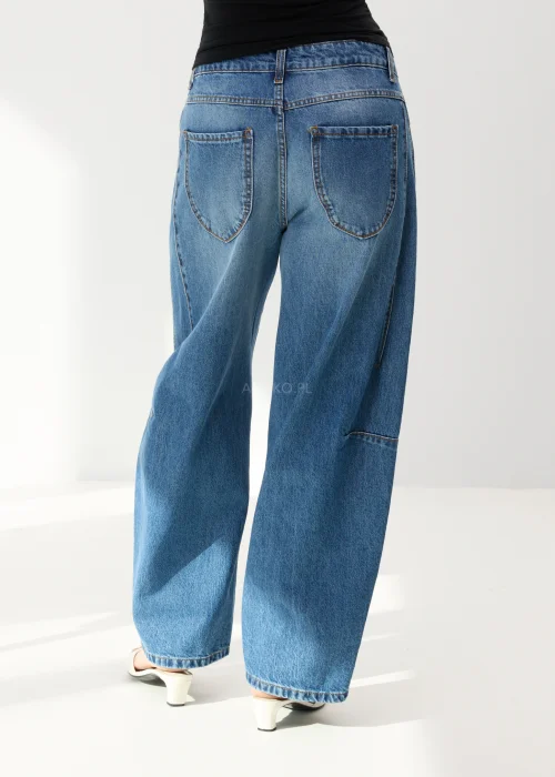 Damskie jeansy wide leg w jasnoniebieskim odcieniu z wysokim stanem i szeroką nogawką w nowoczesnym casualowym stylu.