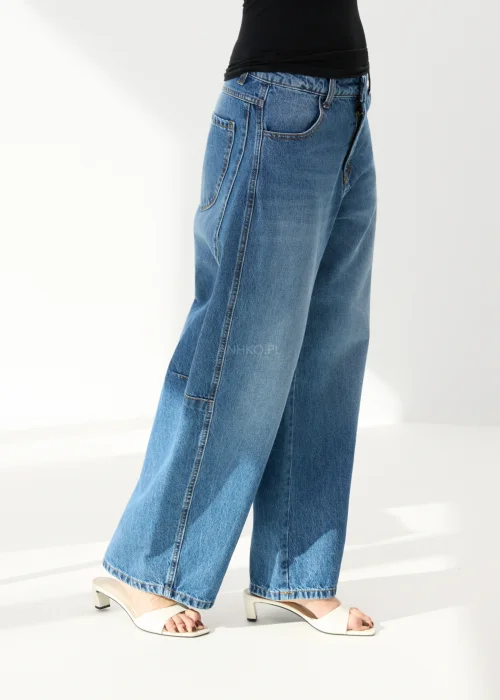 Damskie jeansy wide leg w jasnoniebieskim odcieniu z wysokim stanem i szeroką nogawką w nowoczesnym casualowym stylu.